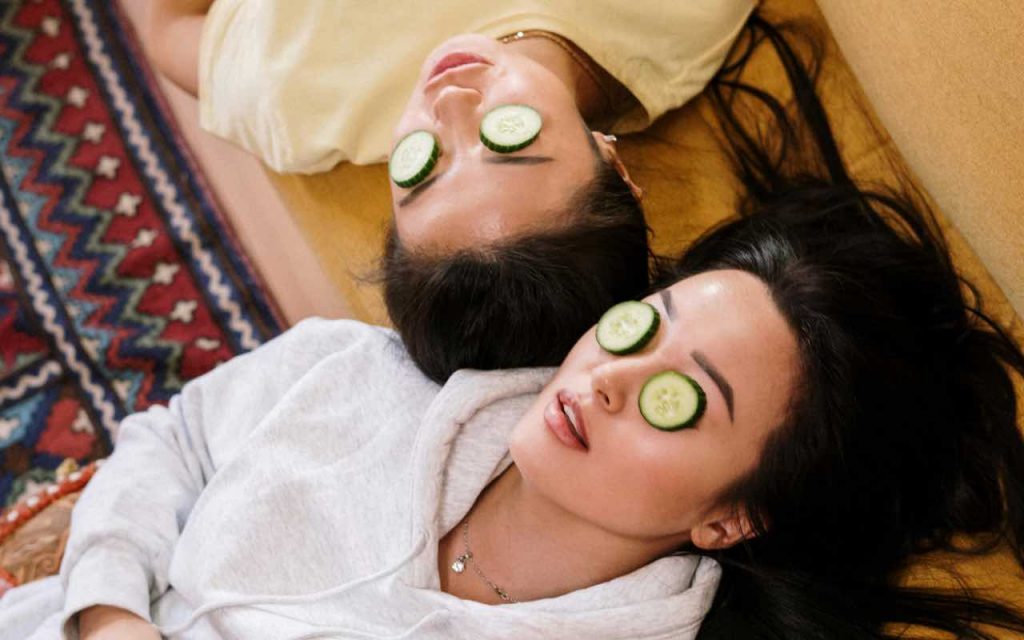 donne con i cetrioli sugli occhi in relax