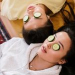 donne con i cetrioli sugli occhi in relax
