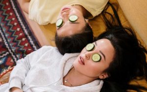 donne con i cetrioli sugli occhi in relax