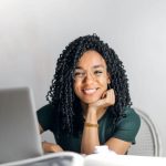 ragazza che sorride al pc