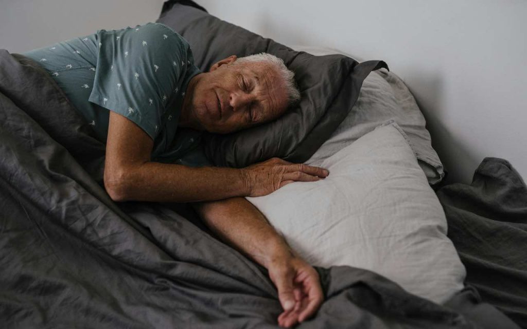anziano che dorme sereno