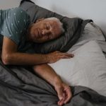 anziano che dorme sereno