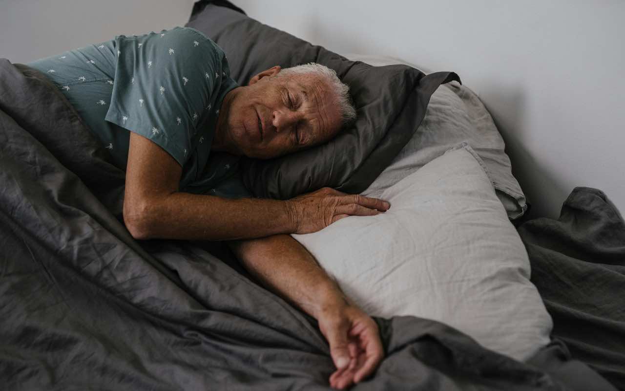 anziano che dorme sereno