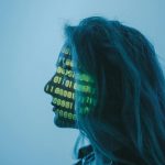 donna con codice binario sul volto