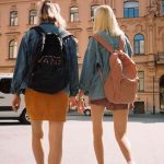 ragazze di spalle che camminano a piedi