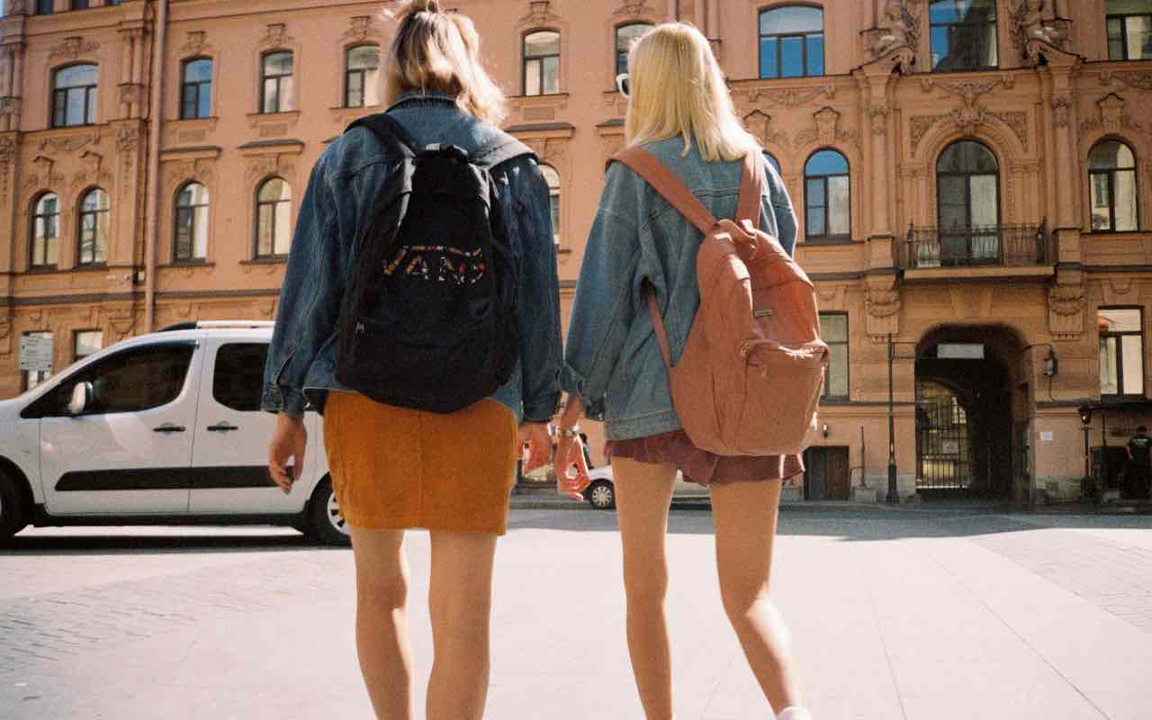 ragazze di spalle che camminano a piedi