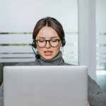 donna al pc in una call