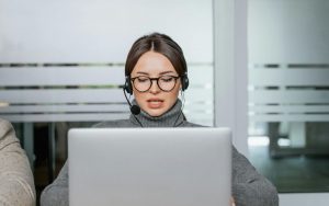 donna al pc in una call