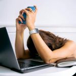 donna disperata con pc e smartphone