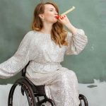 ragazza sulla sedia a rotelle che festeggia