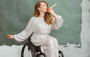 ragazza sulla sedia a rotelle che festeggia
