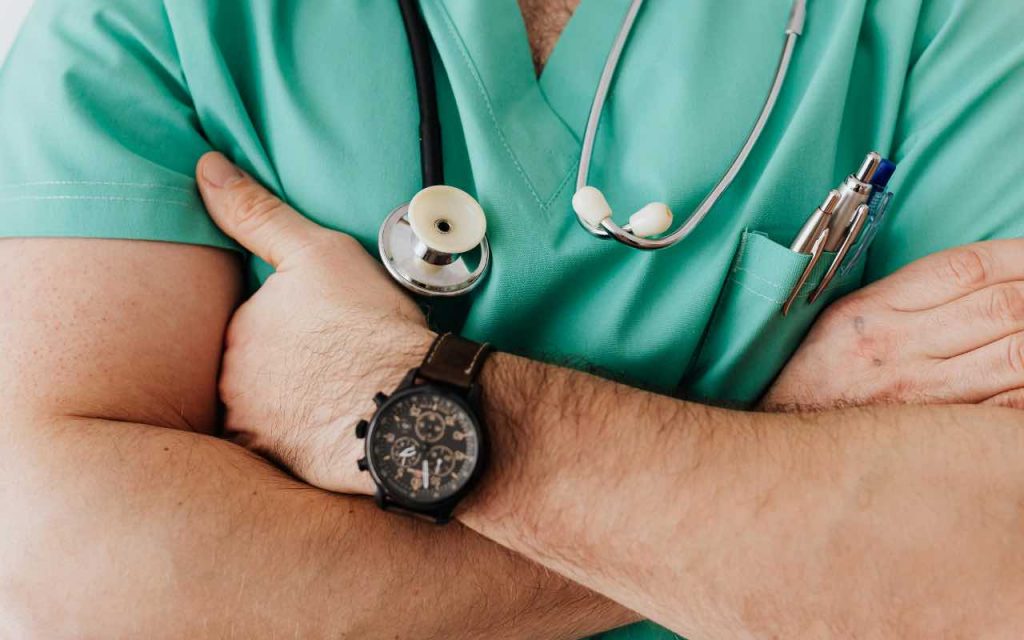 medico a braccia conserte