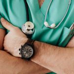 medico a braccia conserte