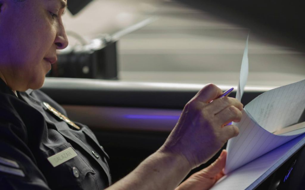 poliziotta in auto
