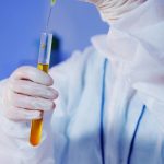 medico con una fiala in mano e una siringa