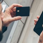 ragazzo che sta guardando carta e telefono