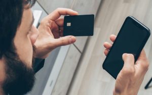ragazzo che sta guardando carta e telefono