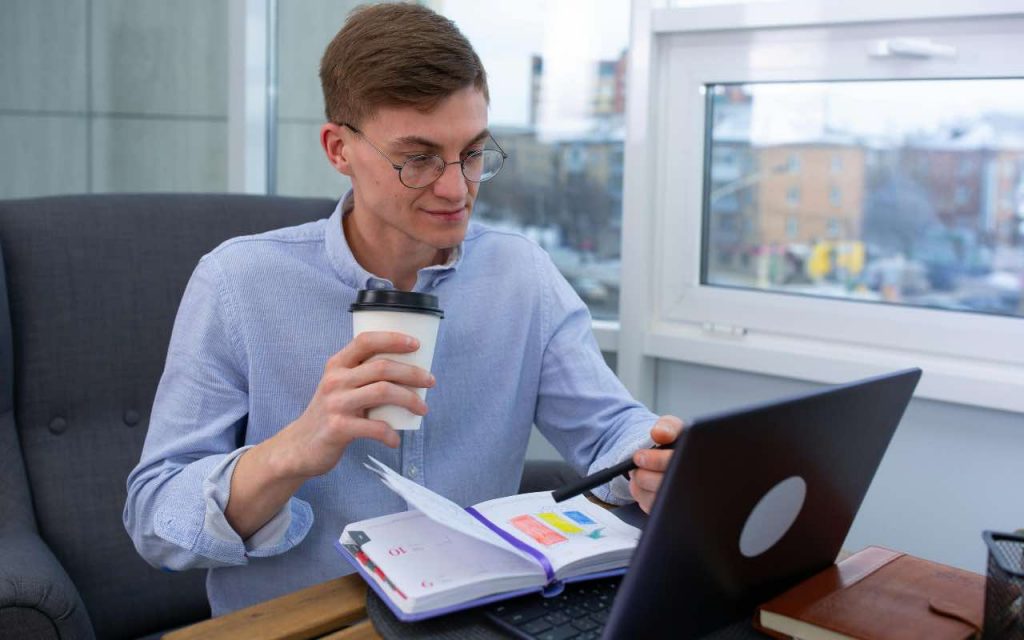 ragazzo i fronte al pc in ufficio
