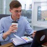 ragazzo i fronte al pc in ufficio