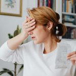 donna disperata per lo scontrino