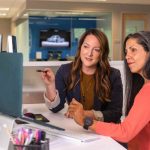 Donne al pc che discutono