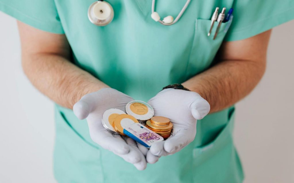 cioccolatini a forma di soldi nelle mani di un infermiere