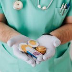 cioccolatini a forma di soldi nelle mani di un infermiere
