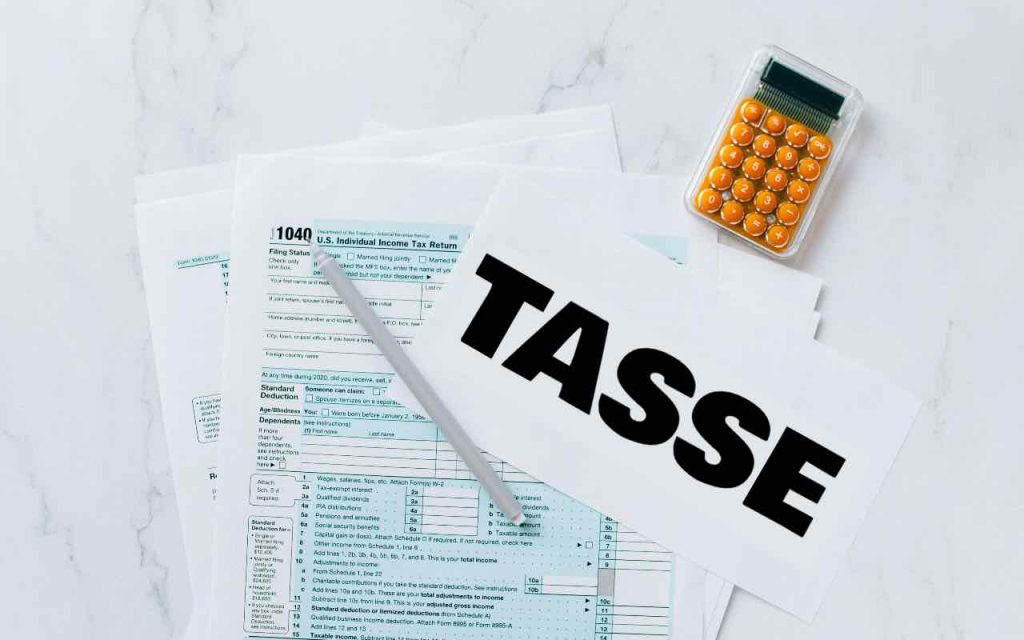 Documenti e calcolatrice per le tasse