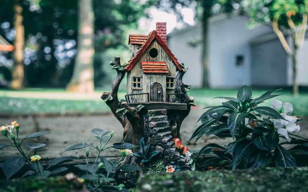 casetta in miniatura in giardino