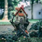 casetta in miniatura in giardino