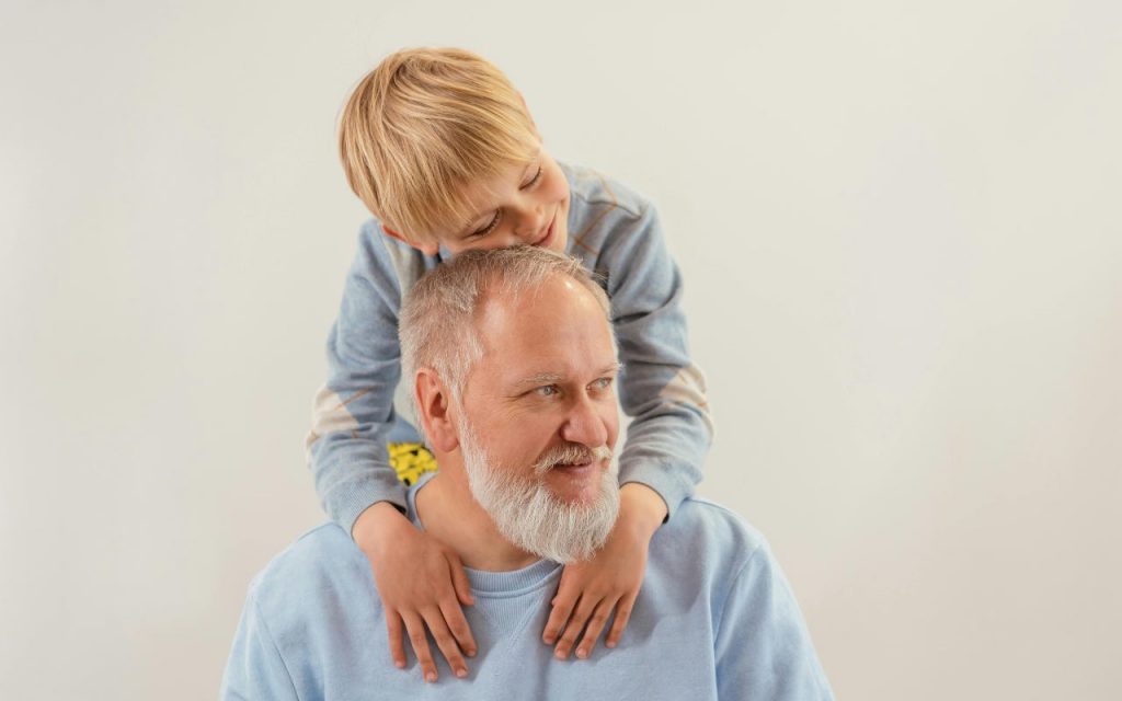 papà con figlio sulle spalle