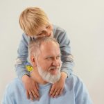 papà con figlio sulle spalle