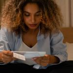 ragazza che legge le bollette