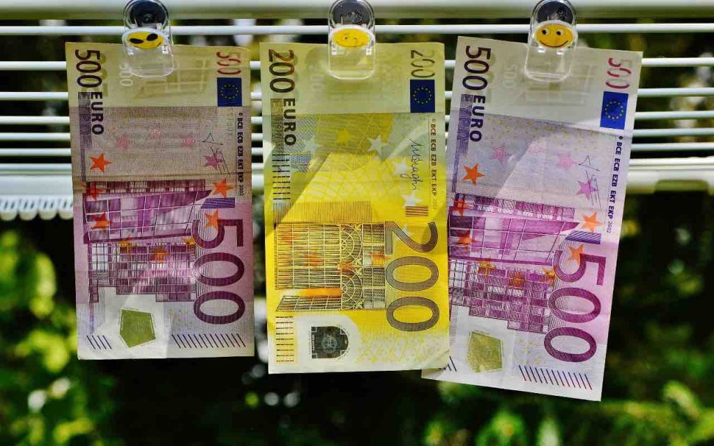 Tesoretto da 1000€ agli italiani: lo ricevi subito | Basta avere 18 anni