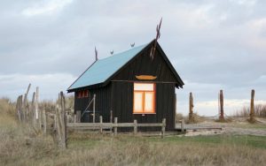casa in legno in campagna