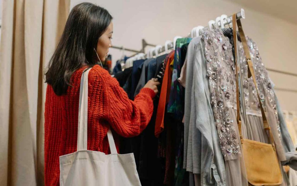 donna in un negozio di vestiti