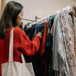 donna in un negozio di vestiti