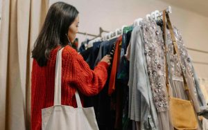 donna in un negozio di vestiti