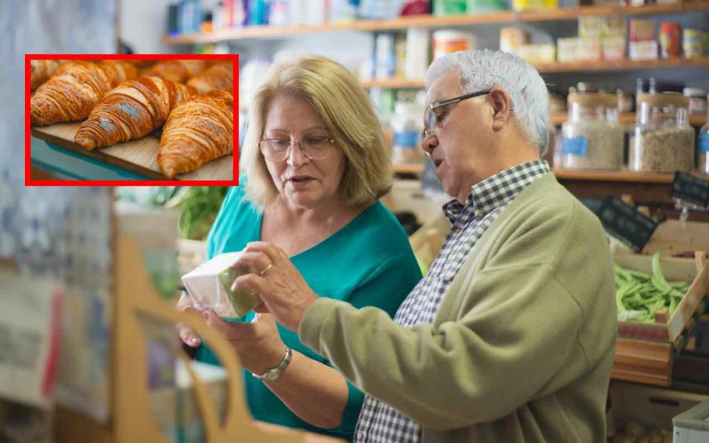 signori anziani che controllano i prodotti al supermercato