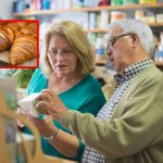 signori anziani che controllano i prodotti al supermercato