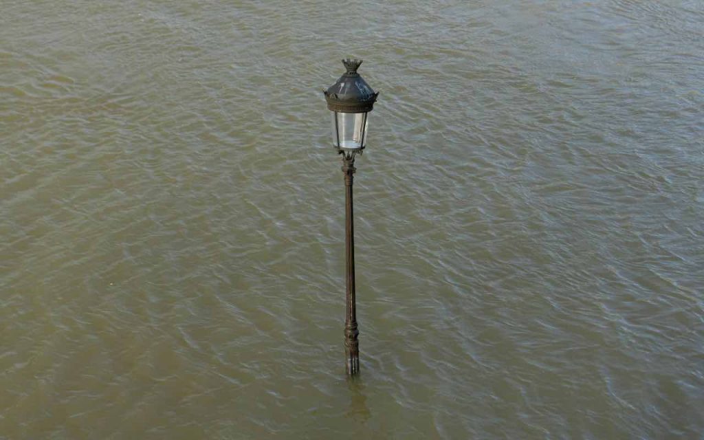 lampione sommerso dall’acqua