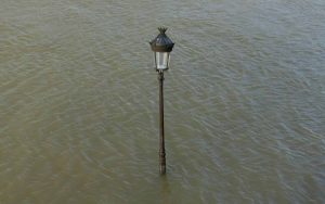 lampione sommerso dall’acqua