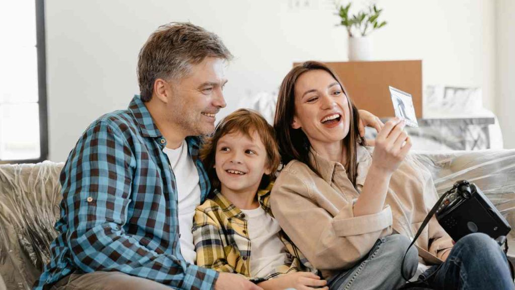Famiglia felice si prepara alla vacanza (pexels.com) - circuitolavoro.it