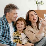 Famiglia felice si prepara alla vacanza (pexels.com) - circuitolavoro.it