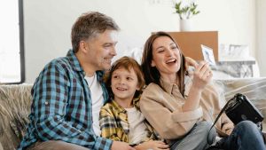 Famiglia felice si prepara alla vacanza (pexels.com) - circuitolavoro.it