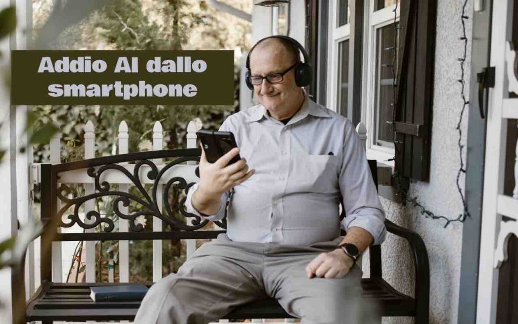 signore che guarda lo smartphone
