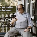 signore che guarda lo smartphone