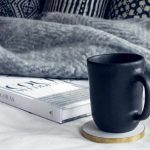 una tazza sul tavolino