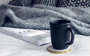 una tazza sul tavolino