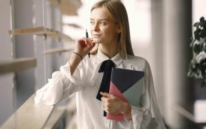 ragazza in ufficio